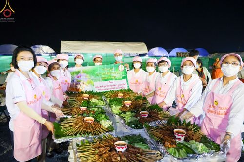 ภาพ No.73980:พิธีถวายภัตตาหารเป็นสังฆทาน แด่คณะพระธรรมยาตราฯ ในโครงการธรรมยาตรากตัญญูบูชา มหาปูชนียาจารย์ พระมงคลเทพมุนี(สด จนฺทสโร) พระผู้ปราบมาร อนุสรณ์สถาน 7 แห่ง ปีที่ 11 วันที่ 24 มกราคม พ.ศ. 2566