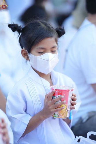 ภาพ No.73651:พิธีตักบาตรพระธรรมยาตราฯ ในโครงการธรรมยาตรากตัญญูบูชา มหาปูชนียาจารย์ พระมงคลเทพมุนี(สด จนฺทสโร) พระผู้ปราบมาร ปีที่ 11 ณ อนุสรณ์สถานลำดับที่ 4 สถานที่เกิดด้วยกายธรรม วัดโบสถ์ (บน) บางคูเวียง อ.บางกรวย จ.นนทบุรี วันที่ 22 มกราคม พ.ศ. 2566