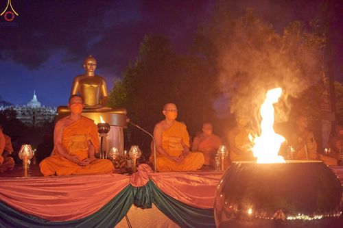 ภาพ No.68230:พิธีจุดประทีปถวายเป็นพุทธบูชา ณ พระมหาเจดีย์บรมพุทโธ ประเทศอินโดนีเซีย วันที่ 17 ธันวาคม พ.ศ. 2565