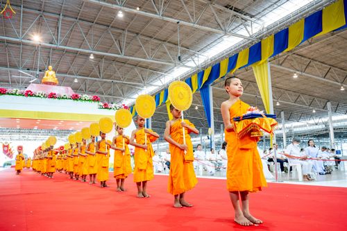 ภาพ No.338926:วันอาทิตย์ที่ 12 กรกฎาคม พ.ศ.2569 พิธีมุทิตาผู้สอบได้เปรียญธรรม ประโยค 1-2 ถึง ป.ธ.9 และ บ.ศ.1-2 ถึง บ.ศ.6 สำนักศาสนศึกษาวัดพระธรรมกาย ประจำปี 2569, พิธีมอบตราตั้งแต่งตั้งอาจารย์ใหญ่ สำนักศาสนศึกษาวัดพระธรรมกาย