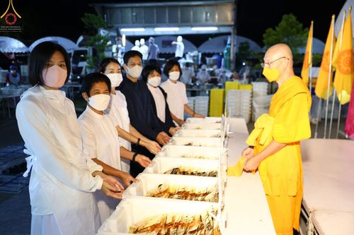 ภาพ No.69818:พิธีถวายภัตตาหารเป็นสังฆทาน แด่คณะพระธรรมยาตราฯ ในโครงการธรรมยาตราฯ ปีที่ 11 ณ อนุสรณ์สถานมหาวิหารพระมงคลเทพมุนี อ.สองพี่น้อง จ.สุพรรณบุรี วันที่ 7 มกราคม พ.ศ. 2566