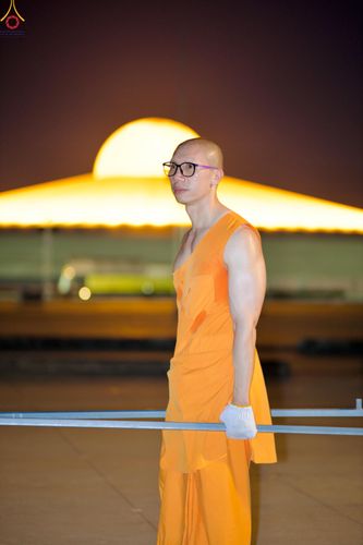 ภาพ No.326938:วันที่ 1 พฤษภาคม พ.ศ.2569 พระภิกษุ สามเณร เจ้าหน้าที่ สาธุชน ร่วมกันเก็บงาน ณ ลานธรรม วัดพระธรรมกาย
