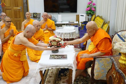 ภาพ No.286245:วันที่ 12 กรกฎาคม พศ.2568 (แรม 2 ค่ำ เดือน 8) พระภิกษุวัดพระธรรมกาย ทำวัตรพระผู้ใหญ่ เนื่องในวันเข้าพรรษา