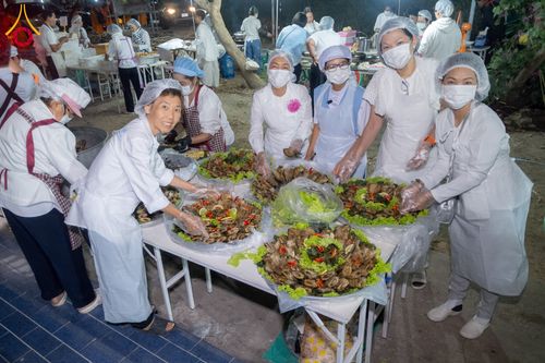 ภาพ No.293691:วันที่ 14 มกราคม พ.ศ. 2569  พิธีถวายภัตตาหารเป็นสังฆทาน แด่พระธรรมยาตรา  ณ วัดสองพี่น้อง ต.ต้นตาล อ.สองพี่น้อง จ.สุพรรณบุรี  ในโครงการธรรมยาตรา กตัญญูบูชา มหาปูชนียาจารย์  พระมงคลเทพมุนี(สด จนฺทสโร) พระผู้ปราบมาร  อนุสรณ์สถาน 7 แห่ง ปีที่ 14