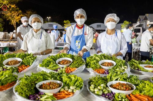 ภาพ No.71422:พิธีถวายภัตตาหารเป็นสังฆทาน แด่คณะพระธรรมยาตราฯ ในโครงการธรรมยาตรากตัญญูบูชา มหาปูชนียาจารย์ พระมงคลเทพมุนี(สด จนฺทสโร) พระผู้ปราบมาร อนุสรณ์สถาน 7 แห่ง ปีที่ 11 วันที่ 16 มกราคม พ.ศ. 2566