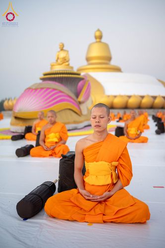 ภาพ No.299759:วันที่ 19 มกราคม พ.ศ.2569 พระธรรมยาตราปฏิบัติธรรมและถ่ายภาพหมู่ประวัติศาสตร์ ณ อนุสรณ์สถานลำดับที่ 5 สถานที่เผยแผ่วิชชาธรรมกายครั้งแรก  อนุสรณ์สถานบางปลาวัดบางปลา อ.บางเลน จ.นครปฐม ในโครงการธรรมยาตรา กตัญญูบูชา มหาปูชนียาจารย์ พระมงคลเทพมุนี(สด จนฺทสโร) 