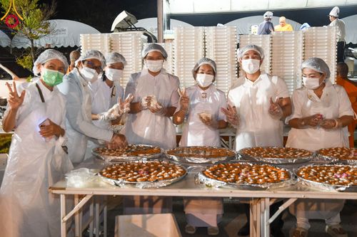 ภาพ No.106295:พิธีถวายภัตตาหารเป็นสังฆทาน แด่คณะพระธรรมยาตราฯ ในโครงการธรรมยาตรากตัญญูบูชา มหาปูชนียาจารย์ พระมงคลเทพมุนี(สด จนฺทสโร) พระผู้ปราบมาร อนุสรณ์สถาน 7 แห่ง ปีที่ 12 วันที่ 5 มกราคม พ.ศ. 2567 ณ อนุสรณ์สถานโลตัสแลนด์ จ.สุพรรณบุรี