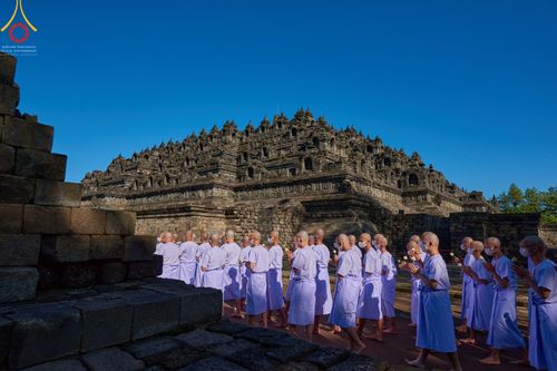 ภาพ No.68183:พิธีเวียนประทักษิณ และวันทาพระมหาเจดีย์บรมพุทโธ ของนาคธรรมทายาท ประเทศอินโดนีเซีย วันที่ 17 ธันวาคม พ.ศ. 2565