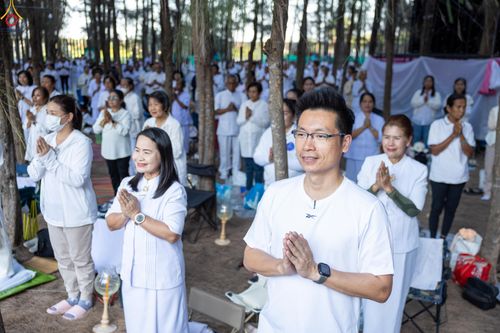 ภาพ No.290083:วันที่ 6 มกราคม พ.ศ. 2569 พิธีจุดประทีปถวายเป็นพุทธบูชา และบูชาธรรมมหาปูชนียาจารย์ (ภาพชุดที่ 2) ณ อนุสรณ์สถานมหาวิหารพระมงคลเทพมุนี (โลตัสแลนด์) อ.สองพี่น้อง จ.สุพรรณบุรี ในโครงการธรรมยาตรา กตัญญูบูชา มหาปูชนียาจารย์ พระมงคลเทพมุนี(สด จนฺทสโร) พระผู้ปรา