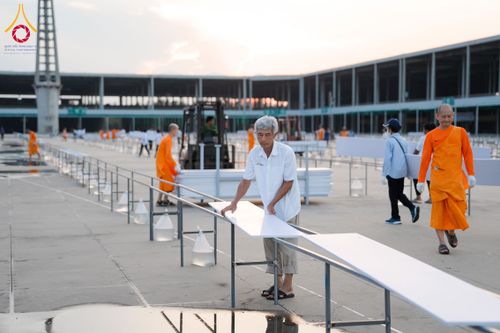 ภาพ No.326432:วันที่ 26 -27 เมษาบน พ.ศ.2569 การเก็บงานแผ่นหน้าโต๊ะที่ลานธรรม งานถวายมหาสังฆทาน 40,000 กว่าวัดทั่วประเทศ ณ ลานธรรม วัดพระธรรมกาย