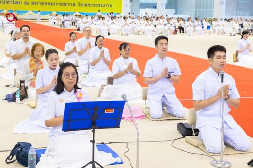 ภาพ No.284913:วันอาทิตย์ที่ 14 ธันวาคม พ.ศ.2568  พิธีปฏิบัติธรรม พิธีถวายภัตตาหารเป็นสังฆทาน พิธีมอบต้นสมบัติจักรพรรดิ ถวายแด่เจ้าอาวาสและประธานสงฆ์ 236 ศูนย์ส่งเสริมศีลธรรมทั่วโลก ณ สภาธรรมกายสากล วัดพระธรรมกาย