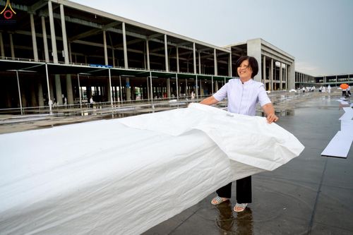 ภาพ No.225281:วันที่ 20 - 27 เมษายน พ.ศ. 2568 "ภาพแห่งความปลื้มที่ไม่มีวันจบ" คณะสงฆ์สามเณร เจ้าหน้าที่ และสาธุชน ร่วมแรงร่วมใจกันเตรียมงานและเก็บงาน เพื่อวันคุ้มครองโลก พิธีถวายมหาสังฆทานคณะสงฆ์ 40,000 กว่าวัดทั่วประเทศ