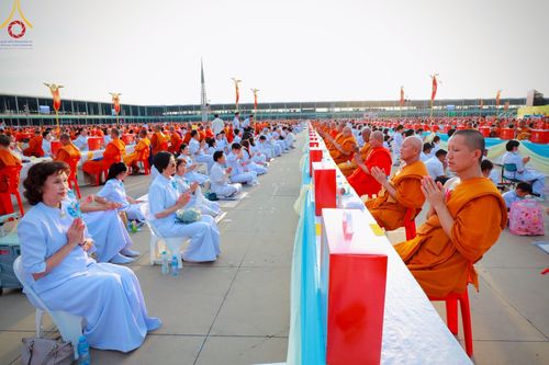 ภาพ No.221786:วันอังคารที่ 22 เมษายน พ.ศ. 2568 ภาพพิธีถวายมหาสังฆทานคณะสงฆ์ 40,000 กว่าวัดทั่วประเทศ เนื่องในวันคุ้มครองโลก ชุดที่ 2 (ปลื้มให้สมการรอคอย) ณ ลานธรรมพระมหาธรรมกายเจดีย์ วัดพระธรรมกาย