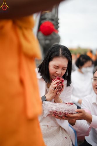 ภาพ No.128423:พิธีอัญเชิญพระบรมสารีริกธาตุ " ใจกลางเมืองนครหาดใหญ่ " เพื่อประดิษฐาน ณ มหารัตนเจดีย์สิริปทุมสวรรค์ (เจดีย์อริยพุทธะ 5 พระองค์) ศูนย์ปฏิบัติธรรมภาคใต้ อ.บางกล่ำ จ.สงขลา  วันที่ 9 มีนาคม พ.ศ.2567 (ชุดที่ 1)