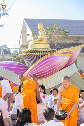 ภาพ No.197864:พิธีตักบาตรพระธรรมยาตรา ณ อนุสรณ์สถานลำดับที่ 4 สถานที่เกิดด้วยกายธรรม วัดโบสถ์(บน) ต.บางคูเวียง จ.นนทบุรี ในโครงการธรรมยาตรา กตัญญูบูชา มหาปูชนียาจารย์ พระมงคลเทพมุนี(สด จนฺทสโร) พระผู้ปราบมาร อนุสรณ์สถาน 7 แห่ง ปีที่ 13 วันที่ 19 มกราคม พ.ศ. 2568