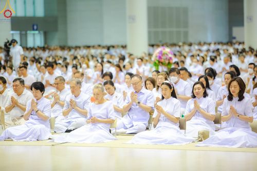 ภาพ No.139291:พิธีตักบาตร , พิธีบูชาข้าวพระ ณ ห้องแก้วสารพัด 1 สภาธรรมกายสากล วัดพระธรรมกาย วันอาทิตย์ต้นเดือนที่ 2 มิถุนายน พ.ศ. 2567