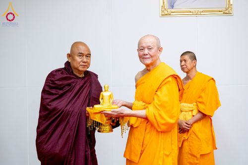 ภาพ No.222369:วันที่ 21 เมษายน พ.ศ. 2568 หลวงพ่อทัตตชีโวต้อนรับคณะสงฆ์ WAB ณ อาคาร 100 ปี คุณยายมหารัตนอุบาสิกาจันทร์ ขนนกยูง วัดพระธรรมกาย