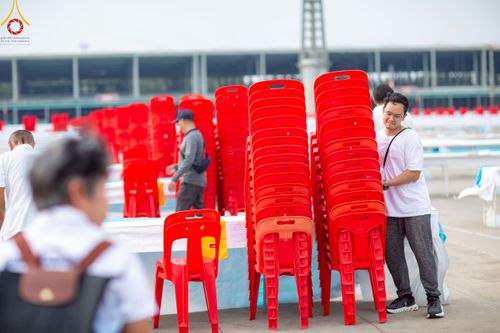 ภาพ No.218449:วันที่ 15 - 18 เมษายน พ.ศ. 2568 การเตรียมภาชนะสำหรับถวายภัตตาหาร , การจัดโต๊ะเก้าอี้ในลานธรรม , การแพ็คพัสดุงานต้อนรับ เพื่องานวันคุ้มครองโลก 22 เมษายน พ.ศ.2568 วัดพระธรรมกาย