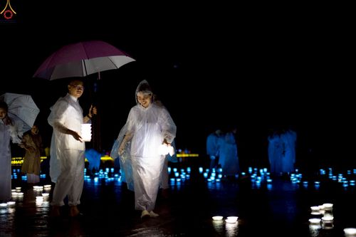 ภาพ No.244202:วันที่ 7 กันยายน พ.ศ. 2568 พิธีจุดประทีป วันครูผู้ค้นพบวิชชาธรรมกาย ณ ลานธรรมฯ และวิหารคด วัดพระธรรมกาย