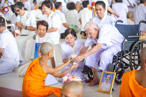 ภาพ No.134971:พิธีถวายบาตรแด่นาคธรรมทายาท ในโครงการบรรพชาสามเณรฟื้นฟูพระพุทธศาสนาทั่วไทย ณ สภาธรรมกายสากล วัดพระธรรมกาย จ.ปทุมธานี วันเสาร์ที่ 6 เมษายน พ.ศ. 2567