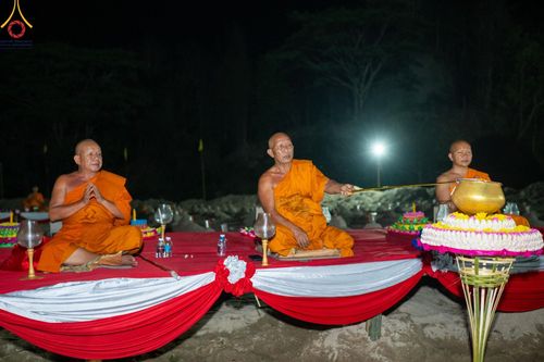 ภาพ No.138633:Photo Story  มหัศจรรย์วัดดงดินแดง Episode 6 พระภิกษุ-สามเณร ในโครงการบรรพชาอุปสมบทหมู่  กว่า 500 รูป และศีลจาริณีกว่า 300 คน ร่วมกันก่อพระเจดีย์ทราย 20,000 องค์ และจุดประทีป  บูชาธรรม 80 ปี หลวงพ่อธมฺมชโย กลางลำน้ำแม่ตื่น