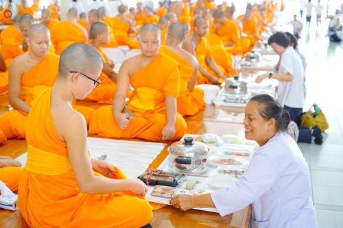 ภาพ No.248517:วันที่ 27 กันยายน พ.ศ. 2568 พิธีถวายเมนูสวรรค์เพื่อการบรรลุธรรม ณ หอฉันคุณยายอาจารย์ฯ วัดพระธรรมกาย