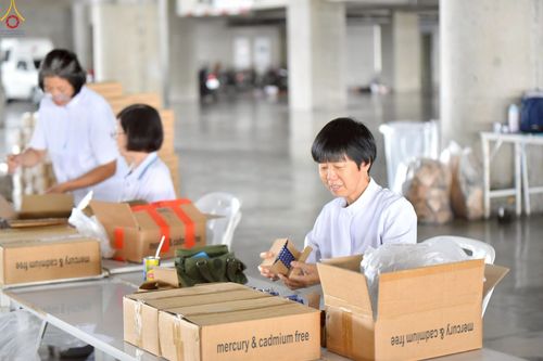 ภาพ No.239976:วันที่ 20-23 สิงหาคม พ.ศ. 2568 การเตรียมงานวันธรรมชัย ใส่ถ่านประทีป LED ที่วิหารคด 7 และ 25 วัดพระธรรมกาย