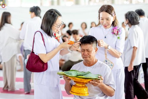 ภาพ No.248593:วันที่ 28 กันยายน พ.ศ. 2568 พิธีตัดปอยผม และปลงผม โครงการอุปสมบทบูชาธรรม 141 ปี พระมงคลเทพมุนี ณ วิหารคด วัดพระธรรมกาย