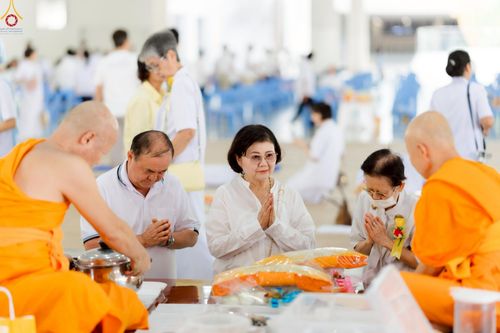 ภาพ No.226905:วันเสาร์ที่ 31 พฤษภาคม พ.ศ. 2568 พิธีถวายภัตตาหารเมนูสวรรค์ "เพื่อการบรรลุธรรม" ณ หอฉันคุณยายอาจารย์ วัดพระธรรมกาย