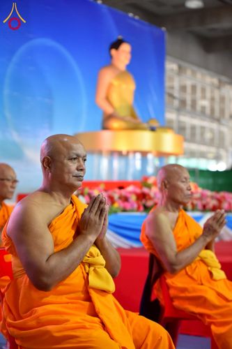 ภาพ No.238090:วันอังคารที่ 12 สิงหาคม พ.ศ. 2568 กิจกรรมวันแม่แห่งชาติ พิธีเปิดห้องปฎิบัติธรรม "กลางใส ใจสว่าง" (World Inner Peace Meditation Room) พิธีลูกกราบคุณแม่-คุณพ่อ พิธีทอดผ้าป่ากองทุนเลี้ยงพระ&กฐิน 30,000 วัด(บูชาธรรมหลวงพ่อ) พิธีไถ่โคท้อง 2 ตัว  ณ วิหารคด 2 ว