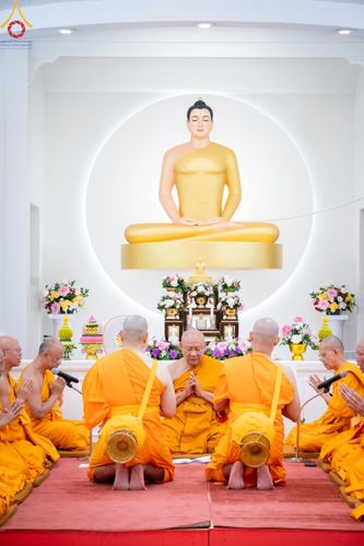 ภาพ No.145001:พิธีบรรพชา และอุปสมบท ธรรมทายาท โดยมี พระเดชพระคุณพระธรรมรัตนาภรณ์ เป็นพระอุปัชฌาย์ ยังความปลื้มปิติใจให้แก่ผู้ปกครอง และคณะญาติมิตร ณ วัดพระธรรมกายนิวเจอร์ซี  ประเทศสหรัฐอเมริกา