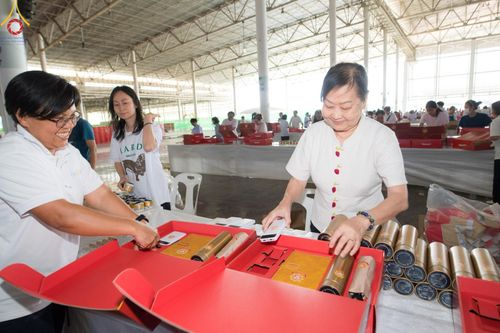 ภาพ No.212250:วันพุธที่ 19 มีนาคม พ.ศ. 2568 การบรรจุไทยธรรมลงกล่องสำเร็จ 43,500 กล่อง เพื่อถวายแด่พระสังฆาธิการ 40,000 กว่าวัดทั่วไทย ในวันคุ้มครองโลก 22 เมษายน พ.ศ. 2568 ณ บ้านแก้วเรือนทองคุณยายฯ วัดพระธรรมกาย