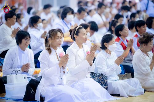 ภาพ No.204282:พิธีถวายภัตตาหารเป็นสังฆทาน แด่พระธรรมยาตรา ณ วัดพระธรรมกาย ตำบลคลองสาม อำเภอคลองหลวง จังหวัดปทุมธานี ในโครงการธรรมยาตรา กตัญญูบูชา มหาปูชนียาจารย์ พระมงคลเทพมุนี(สด จนฺทสโร) พระผู้ปราบมาร อนุสรณ์สถาน 7 แห่ง ปีที่ 13 วันที่ 31 มกราคม พ.ศ. 2568