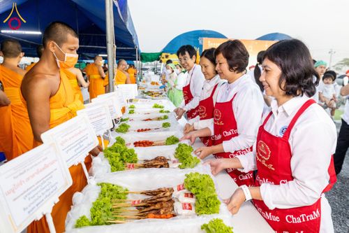 ภาพ No.201797:พิธีถวายภัตตาหารเป็นสังฆทาน แด่พระธรรมยาตรา ณ อนุสรณ์สถานบางปลา วัดบางปลา อำเภอบางเลน จังหวัดนครปฐม ในโครงการธรรมยาตรา กตัญญูบูชา มหาปูชนียาจารย์ พระมงคลเทพมุนี(สด จนฺทสโร) พระผู้ปราบมาร อนุสรณ์สถาน 7 แห่ง ปีที่ 13 วันที่ 26 มกราคม พ.ศ. 2568