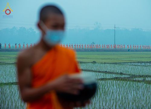 ภาพ No.76377:คณะสงฆ์และสามเณรบิณฑบาต ประเทศบังกลาเทศ วันที่ 11 กุมภาพันธ์ พ.ศ. 2566