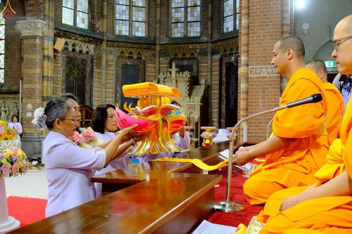 ภาพ No.271383:วันอาทิตย์ที่ 26 ตุลาคม พ.ศ. 2568 พิธีทอดกฐินสามัคคีวัดพระธรรมกายเนเธอร์แลนด์ กฐินเพื่อปฏิสังขรณ์ผนังรอบโบสถ์ อายุกว่า 135 ปี