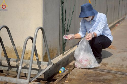 ภาพ No.220458:วันที่ 23-25 เมษายน พ.ศ. 2568 เจ้าหน้าที่และสาธุชนช่วยกัน รับบุญเก็บงานวันคุ้มครองโลก ณ วัดพระธรรมกาย