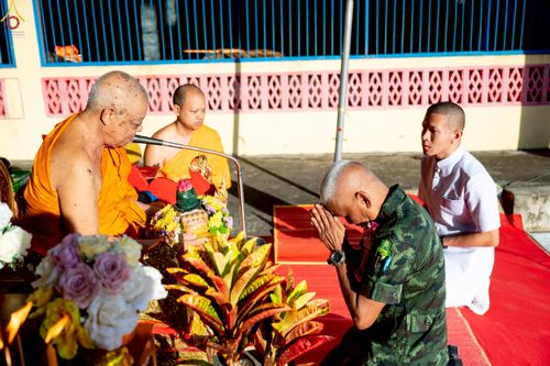 ภาพ No.234374:วันพฤหัสบดีที่ 24 กรกฎาคม พ.ศ. 2568 พิธีถวายสังฆทานแก่คณะสงฆ์ 323 วัด , พิธีมอบกองทุนหนุนแรงใจช่วยครูใต้ , พิธีทำบุญส่วนกุศลแด่ผู้วายชนม์ ในเหตุการณ์ความไม่สงบ 4 จังหวัด ชายแดนภาคใต้ (ปัตตานี , ยะลา , นราธิวาส , สงขลา) ปีที่ 21 ครั้งที่ 179 ณ วัดเวฬุวัน 