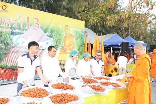 ภาพ No.189968:พิธีถวายภัตตาหารเป็นสังฆทาน แด่พระธรรมยาตรา ณ อนุสรณ์สถานมหาวิหารพระมงคลเทพมุนี (โลตัสแลนด์) อ.สองพี่น้อง จ.สุพรรณบุรี ในโครงการธรรมยาตรา กตัญญูบูชา มหาปูชนียาจารย์ พระมงคลเทพมุนี(สด จนฺทสโร) พระผู้ปราบมาร อนุสรณ์สถาน 7 แห่ง ปีที่ 13 วันที่ 6 มกราคม 2568