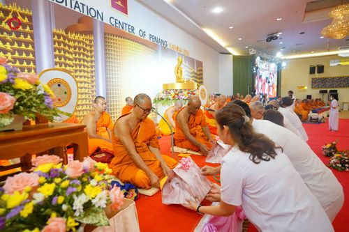 ภาพ No.173853:พิธีทอดกฐิน วัดภาวนาปีนัง ประเทศมาเลเซีย วันที่ 31 ตุลาคม พ.ศ. 2567