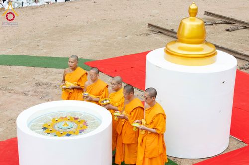 ภาพ No.261878:วันที่ 14 ตุลาคม พ.ศ. 2568 พิธีกลั่นแผ่นดิน โปรยทรายตอกเสาเข็มมหามงคลต้นแรก  สร้างองค์พระเจดีย์และจุดประทีปถวายเป็นพุทธบูชา ณ ศูนย์ปฏิบัติธรรมชัยนาท ต.ธรรมามูล อ.ชัยนาท จ.ชัยนาท