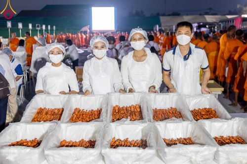 ภาพ No.108993:พิธีถวายภัตตาหารเป็นสังฆทาน แด่คณะพระธรรมยาตราฯ ในโครงการธรรมยาตรากตัญญูบูชา มหาปูชนียาจารย์ พระมงคลเทพมุนี(สด จนฺทสโร) พระผู้ปราบมาร อนุสรณ์สถาน 7 แห่ง ปีที่ 12 วันที่ 9 มกราคม พ.ศ. 2567 ณ อนุสรณ์สถานคลองบางนางแท่น  อ.สามพราน จ.นครปฐม