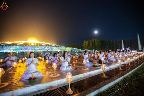 ภาพ No.170291:พิธีลอยกระทงธรรม ณ สระเศรษฐีทะเลบุญ มหาวิหารพระมงคลเทพมุนีฯ วัดพระธรรมกาย วันศุกร์ที่ 15 พฤศจิกายน พ.ศ.2567 (วันเพ็ญ 15 ค่ำ เดือน 12)