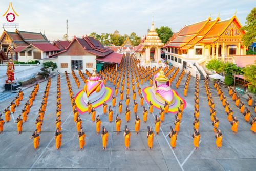 ภาพ No.197053:พระธรรมยาตราปฏิบัติธรรม และถ่ายภาพหมู่ประวัติศาสตร์ ณ วัดโบสถ์(บน) ตำบลบางคูเวียง อำเภอบางกรวย จังหวัดนนทบุรี ในโครงการธรรมยาตรา กตัญญูบูชา มหาปูชนียาจารย์ พระมงคลเทพมุนี(สด จนฺทสโร) พระผู้ปราบมาร อนุสรณ์สถาน 7 แห่ง ปีที่ 13 วันที่ 18 มกราคม พ.ศ. 2568