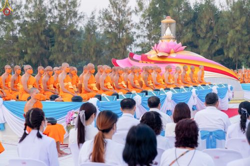 ภาพ No.110237:พิธีตักบาตรพระธรรมยาตราฯ ในโครงการธรรมยาตรากตัญญูบูชา มหาปูชนียาจารย์ พระมงคลเทพมุนี(สด จนฺทสโร) พระผู้ปราบมาร ปีที่ 12 ณ อนุสรณ์สถานลำดับที่ 2 สถานที่ตั้งมโนปณิธานบวชตลอดชีวิต อนุสรณ์สถานบางนางแท่น จ.นครปฐม วันที่ 11 มกราคม พ.ศ. 2567