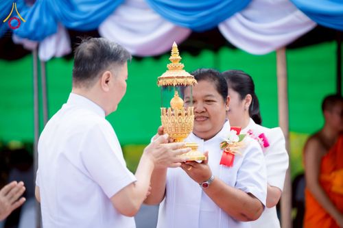 ภาพ No.255464:วันที่ 13 ตุลาคม พ.ศ. 2568 พิธีบรรจุพระบรมสารีริกธาตุ ผูกผ้า 7 สี เพื่อความเป็นสิริมงคล  และ ยกช่อฟ้า ประดิษฐานบนหลังคาอุโบสถวัดทุ่งเจริญธรรม ถวายบูชาธรรม 81 ปี หลวงพ่อธัมมชโย โดยคณะศิษยานุศิษย์ ณ วัดทุ่งเจริญธรรม อ.อมก๋อย จ.เชียงใหม่