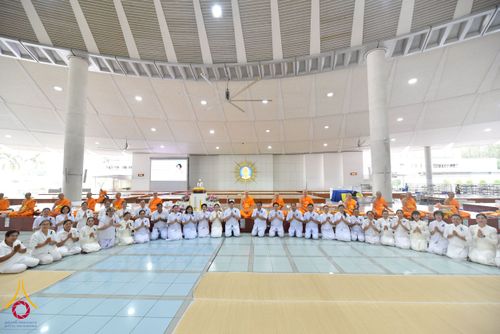 ภาพ No.267554:วันที่ 7 พฤศจิกายน พ.ศ. 2568 พสกนิกรอำเภอคลองหลวง รวมใจบำเพ็ญกุศลปัณรสมวาร (15 วัน) อุทิศถวายเป็นพระราชกุศลแด่ “สมเด็จพระพันปีหลวง” ณ วัดพระธรรมกาย