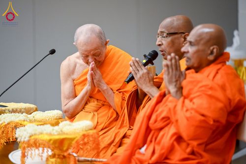 ภาพ No.223031:วันที่ 24 เมษายน พ.ศ. 2568 หลวงพ่อทัตตชีโวต้อนรับคณะสงฆ์ศรีลังกา ณ อาคาร 100 ปี คุณยายมหารัตนอุบาสิกาจันทร์ ขนนกยูง วัดพระธรรมกาย