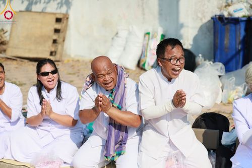 ภาพ No.107854:พิธีต้อนรับพระธรรมยาตรา ในโครงการธรรมยาตรากตัญญูบูชา มหาปูชนียาจารย์ พระมงคลเทพมุนี(สด จนฺทสโร) พระผู้ปราบมาร อนุสรณ์สถาน 7 แห่ง ปีที่ 12 วันที่ 7 มกราคม พ.ศ. 2567 ณ อนุสรณ์สถานคลองบางนางแท่น  อ.สามพราน จ.นครปฐม