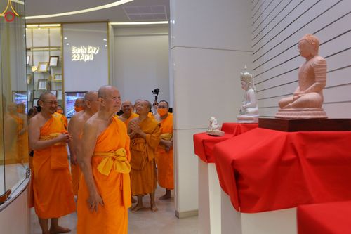 ภาพ No.103722:พิธีเปิดห้องนิทรรศการเพื่อสันติภาพโลก World Peace Lies Within ONE MAN'S VISION   วาระอายุวัฒนมงคล 83 ปี หลวงพ่อทัตตชีโว ณ ชั้น 2 อาคาร 100 ปี คุณยายอาจารย์ฯ วัดพระธรรมกาย วันพฤหัสบดีที่ 21 ธันวาคม พ.ศ. 2566